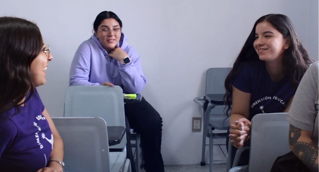 estudiantes felices en Dimension Educativa Zamora